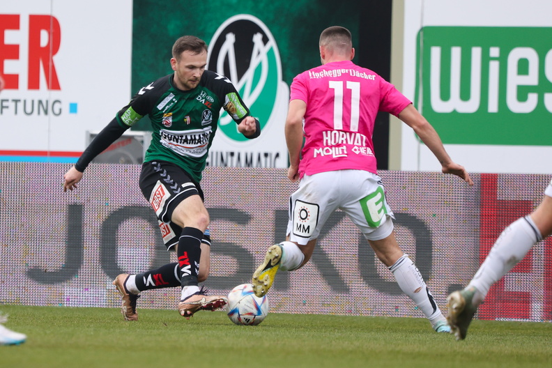 12.02.2023, AUT, SV Ried vs TSV Hartberg, Bundesliga Grunddurchgang, Im Bild Mikic (SVR), Horvat (TSV), Fotocredit R.Schröckelsberger SVR-202223-R17-SVRied-Hartberg-3.jpg
