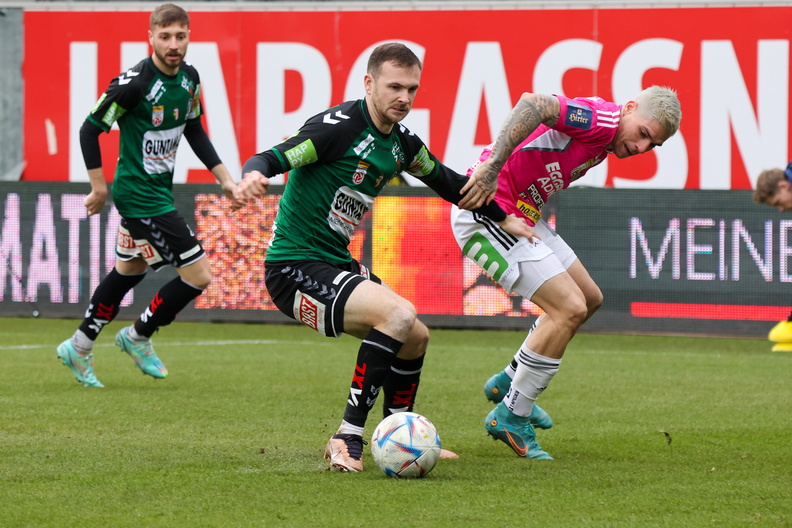 12.02.2023, AUT, SV Ried vs TSV Hartberg, Bundesliga Grunddurchgang, Im Bild Mikic (SVR), Frieser (TSV), Fotocredit R.Schröckelsberger SVR-202223-R17-SVRied-Hartberg-11.jpg
