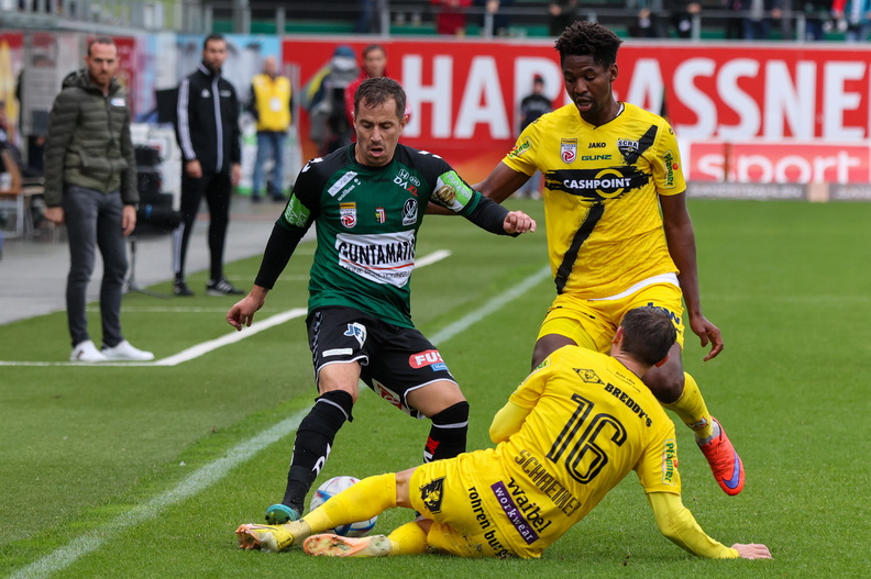 02.10.2022, AUT, Ried, SV Ried vs Altach, Bundesliga Grunddurchgang, Im Bild Nutz (SVR), Tibidi, Schreiner (ALT), Photocredit R.Schröckelsberger BLG-2223-R10-SVR-ALT-5.jpg