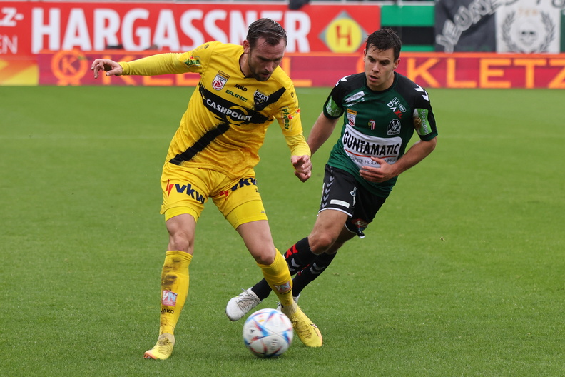 02.10.2022, AUT, Ried, SV Ried vs Altach, Bundesliga Grunddurchgang, Im Bild Schreiner (ALT), Weberbauer (SVR), Photocredit R.Schröckelsberger BLG-2223-R10-SVR-ALT-6.jpg
