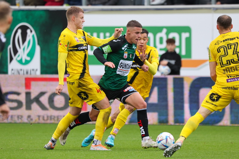 02.10.2022, AUT, Ried, SV Ried vs Altach, Bundesliga Grunddurchgang, Im Bild Bischof (ALT), Ungar (SVR), Photocredit R.Schröckelsberger BLG-2223-R10-SVR-ALT-8.jpg