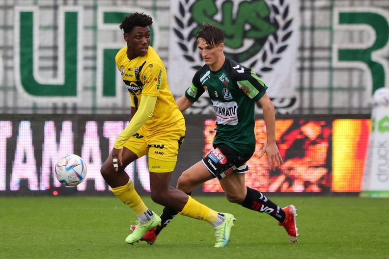 02.10.2022, AUT, Ried, SV Ried vs Altach, Bundesliga Grunddurchgang, Im Bild Alexis Tibidi (ALT), Gragger (SVR), Photocredit R.Schröckelsberger BLG-2223-R10-SVR-ALT-12.jpg