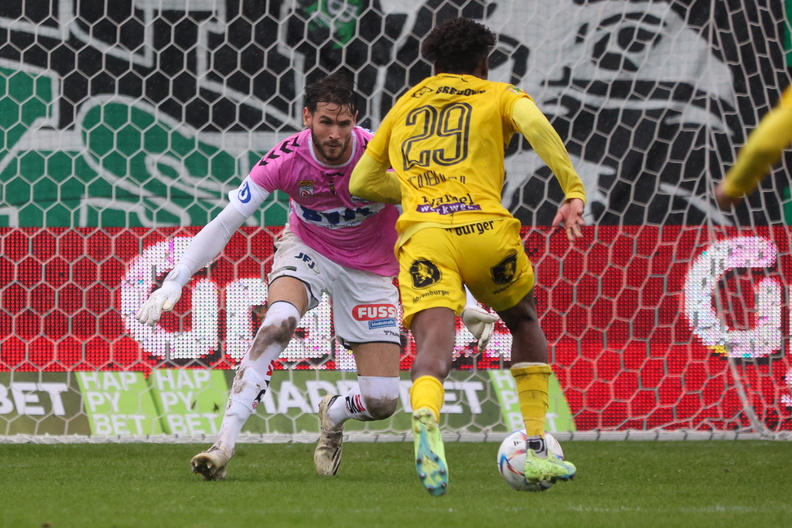 02.10.2022, AUT, Ried, SV Ried vs Altach, Bundesliga Grunddurchgang, Im Bild Radlinger (SVR), Alexis Tibidi (ALT), Photocredit R.Schröckelsberger BLG-2223-R10-SVR-ALT-15.jpg