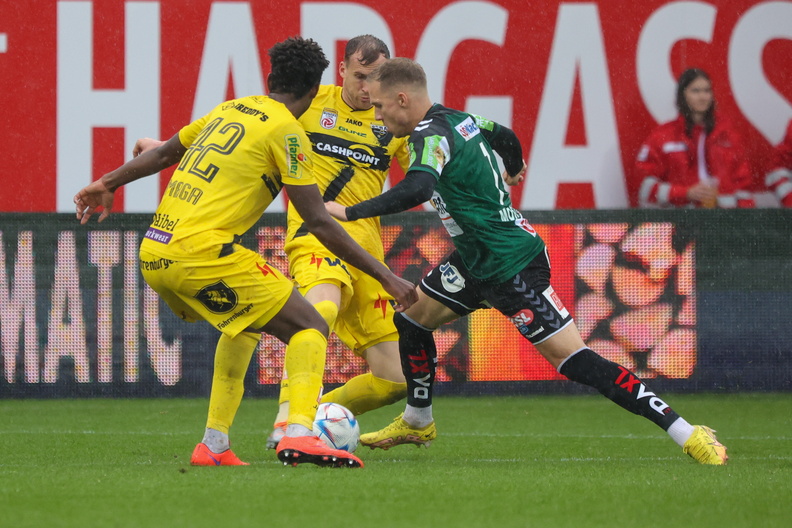 02.10.2022, AUT, Ried, SV Ried vs Altach, Bundesliga Grunddurchgang, Im Bild Jäger, Nimaga (ALT), Monschein (SVR), Photocredit R.Schröckelsberger BLG-2223-R10-SVR-ALT-17.jpg