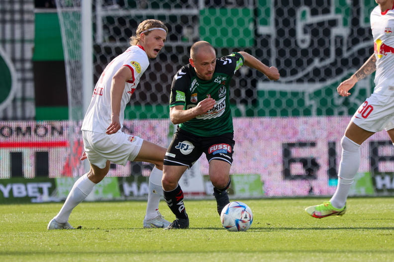 10.09.2022, Ried im Innkreis, AUT, SV Ried vs. FC Red Bull Salzburg, Bundesliga Grunddurchgang, Im Bild Kjaergaard, Wießmaier, Reinhard Schröckelsberger © 2022, PhotoCredit: R. Schröckelsberger _.jpg