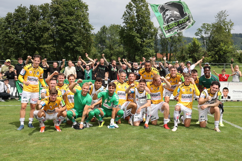28.07.2024, AUT, Röthis, SC Röthis vs SV Ried, Uniqa ÖFB Cup, 1.Runde, Im Bild: Mannschaft mit den Fans nach dem 11:0 Sieg, Fotocredit Reinhard Schröckelsberger CUP-Roethis-SVRied-25.jpg